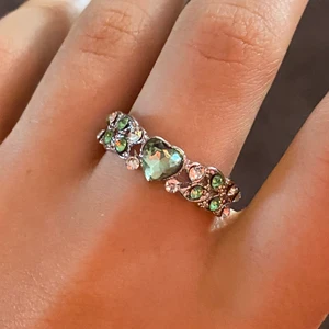 ring - silver ring med massor av gröna detaljer!!! diametern är 23mm.