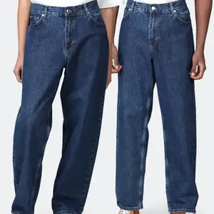 Säljer mina mörkblå jeans ifrån junkyard pga att de aldrig använts. Köpte i junkyard butiken i Stockholm för 600kr i början på augusti. Eftersom att de aldrig använts så är dem i ny skick, lite stora i storleken men bra i längden på mig som är 187cm. Frakt tillkommer. 