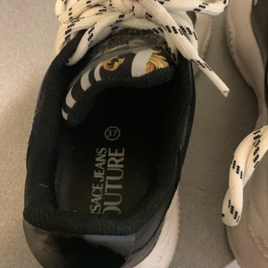 Versace skor - Köpt för 2000 kr. Säljer för 1500 storlek 37 funkar som 36 även. Använt max 5 gånger.