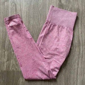 Gymshark  - Träningstights från gymshark, knappt använda så är i bra skick. Ända felet är att det finns ett litet hål vid sömmen mellan benen (bild 2). Utöver det är dom som nya. Köparen står för frakt.