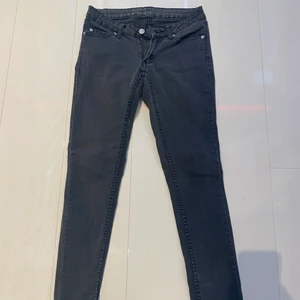Jeans från Cheap Monday - Gråa tighta jeans från cheap monday, inte superlånga, sparsamt använda. 