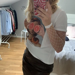 Supersnygga!! - Säljer dessa snygga coola när till armarna!! Skit snyggt till T-shirt eller som detalj under en långärmad!! Finns i vitt och blått, är två stycken (en till varje arm) av båda. 