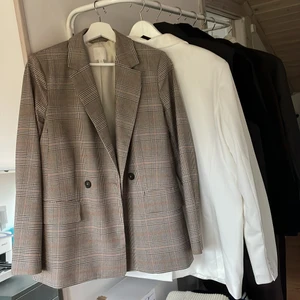 Kavaj - Skitsnygg kavaj med rutigt mönster! Köparen står för frakten på 66:- och betalning sker via Swish 💕