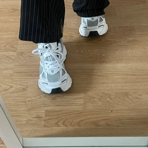 Axel Arigato Marathon Runner Sneakers  - Säljes pga försmå. Använda ett fåtal ggr, inga större defekter. Kartong medföljer!! Köparen står för frakt. 