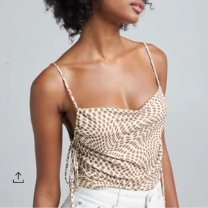 Bershka - Säljer detta linne från Bershka som jag fick hem idag men som var för litet så helt nytt med lappen kvar. Knytning på sidorna men banden är inte justerbara🤎🤎 nypris 159kr 