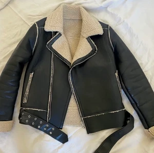 Skinn/biker jacka med Teddy i - Säljer denna superfina biker/skinnjackan som jag nyss köpte här på Plick och va så taggad på!😪 Säljer pga att den var lite för kort på mig, är inte helt säker på om jag ska sälja än. Säljer bara vid bra bud. Den är originellt från NAKD (slutsåld på hemsidan) och köpt för 900kr. Den har fickor och avtagbart skärp. ☺️😋😙 Skriv vid frågor😋 köp direkt för: 666kr ink frakt 