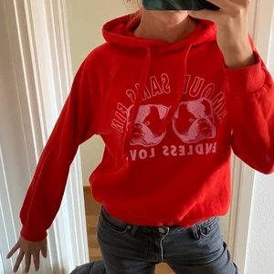 Hoddie med tryck  - As cool hoddie från Gina tricot, knappt använd. ❤️ passar perfekt nu när det börjar bli lite kallare. 80kr