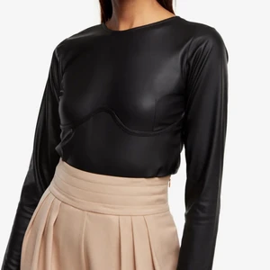 PU top - Oanvänd top från Gina tricot i PU, med markerat under brösten. 