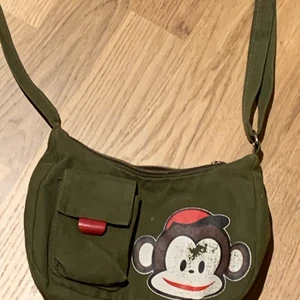 ? - Cool väska dock slitet tryck. Du står för frakten :)