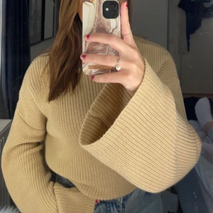 Beige tröja - En fin beige stickad tröja med utsvängda armar. Använd ett fåtal gånger och är i bra skick. Är i storlek M men funkar även om man har S✨