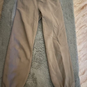 Mjukisbyxor - Dessa mjukisbyxor från Gina är nästan som skönaste mjukisarna jag ägt. Endast använda två ggr då det varit för korta för mig. Köpare står för frakt. 