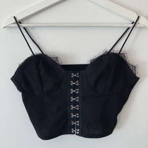 Crop topp Shein,  stl. S.  - Sparsamt använd topp från Shein, stl S. Fin ”silver”detalj framtill. 