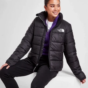 North face jacka - Svart North face jacka ifrån JD sports i storlek S. Köpt  förra vintern, i gott skick och Säljes då jag har en ny vinterjacka🤍