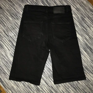 Svarta jeans biker shorts xs - Tänkte sälja mina svarta Jeans biker shorts från Pieces. Älskar dom men är tyvärr för små för mig. Använda högst 5 ggr. Ser nästan ny skick ut. [tar bara swish]. [först till kvarn]. 