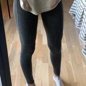 TRÄNINGS BYXOR - Jätte fina tränings byxor från Intersport, finns ej kvar. Jätte skönt och fint material, byxorna är i storlek 146/152, och är i färgen grå. Kontakta mig vid frågor☺️