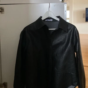 Skjorta i läder inspirerat  - NA-KD. Storlek 38. Säljer pågrund av liten.