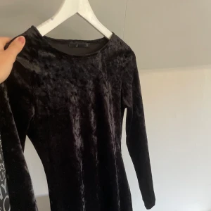 Långärmad klänning - En långärmad klänning i sammet matrial. Använd fåtals gånger. Hör gärna av dig vid funderingar eller frågor. Köparen står för frakten💕💗