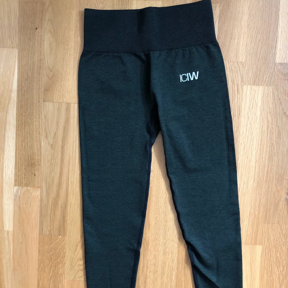 ICANIWILL träningstigths i storlek S. Mörkgrön i färgen. Aldrig använd.. Jeans & Byxor.