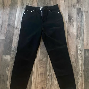 Ett par ginatricot jeans svarta  - Enbart testade en gång, säljer för att dem är för små för mig. Säljer för 100 kr pris kan diskuteras. Köpte dem för 200 kr. 