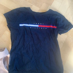 Tommy hilfigher t shirt  - Tommyhilfigher t shirt . En i blå och en i vit ! Sitter gansk tajt o passar så bra t låg midjat! 100 kr st 
