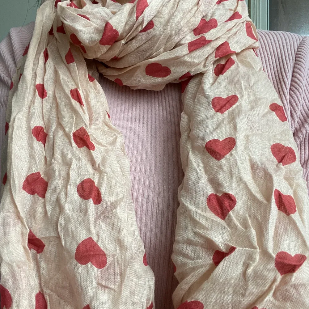 Hjärtat halsduk 🧣…..rosa färg….100% modal 🌸🌸🌸🌸🌸🌸 perfekt för hösten 🍁🍂🍃. Accessoarer.