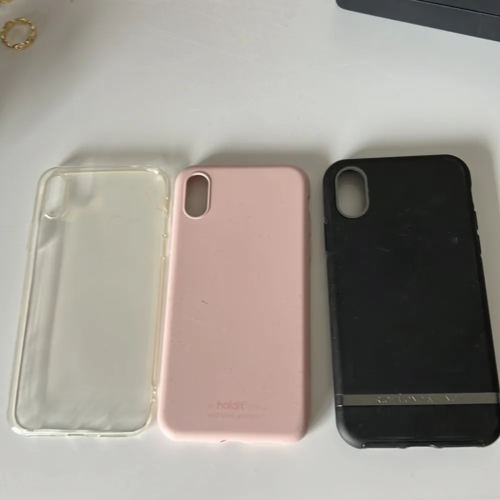 Säljes tre IPhone XS skal. Ett genomskinligt, ett rosa från holdit och ett svart från richmond and finch (detta är deras ”360°” skal) . Accessoarer.