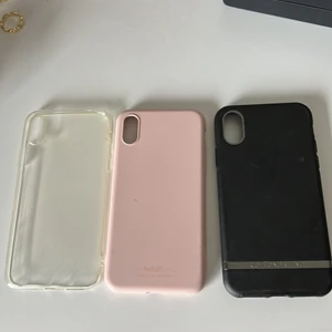 iPhone XS skal  - Säljes tre IPhone XS skal. Ett genomskinligt, ett rosa från holdit och ett svart från richmond and finch (detta är deras ”360°” skal) 