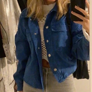 Snygg blå jacka  - As snygg blå jeansjacka! Från zara❤️ nypris 500 tror jag! Köpt för inte så länge sen och den är i nyskick❤️ passar till allt och klär upp en basic outfit! Trendig färg! Str L för oversized modell! Jag har vanligtvis xs och s