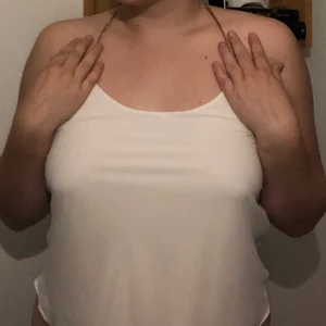 Sexig vitt linne  - Aldirg använt. Vitt linne från BIK BOK i storlek XS. Linnes rygg är öppet med en guldkedja längs ryggraden. Köpare står för frakt men kan annars mötas upp runt Östergötland.