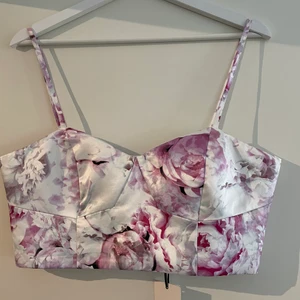 Crop top linne från bubbleroom Strlk 40  -  NWT, utan anmärkning  100% polyester 