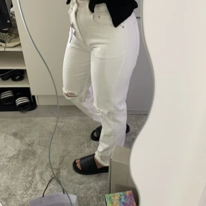Vita slitna jeans - Säljer pga att de hann bli för små innan de kom till användning tyvärr. Strl 36 passar både 34/36. Köparen står för frakten.