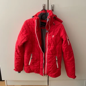 Vinterjacka PeakPerformance - Röd jacka från PeakPerformance i storlek xs (nypris ca 2500). Knappt använd!