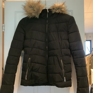 Vinterjacka med avtagbar luva  - Vinterjacka med avtagbar luva, svart. Fake päls som går att ta av. Bra skick! Stl S från Only. 