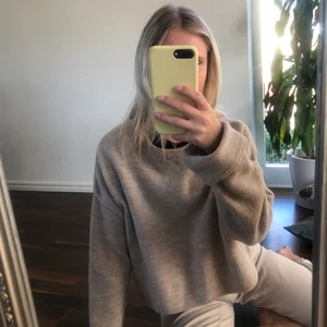 Beige stickad tröja  - Stickad mysig tröja från Nelly. Perfekt nu till hösten. Lite kroppad med breda ärmar. Använd fåtal gånger 