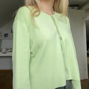 Grön Kofta  - Supergullig kofta från zara, knappt använd och i mycket bra skick! 