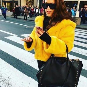 Gul jacka från Zara - Jättefin jacka från Zara i storlek S. Lite oversized med luva och knäppning.