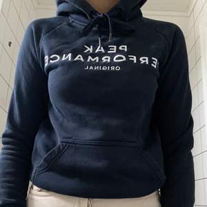 Mörkblå hoodie från Peak Performance i stl xs! Sparsamt använd och mycket bra skick. Säljer pågrund att den är för liten för mig, så skulle säga att den är ganska liten i storleken. Nypris 999kr