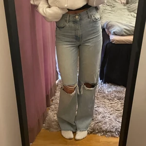 zara jeans - Säljer mina högmidjade zara jeans med hål på knäna då de aldrig kommer till användning. Köpta förra hösten för 399 men inte använda särskilt mycket. Avklippta så de passar mig som är ca 170. Pris är inklusive frakt! 🤍 