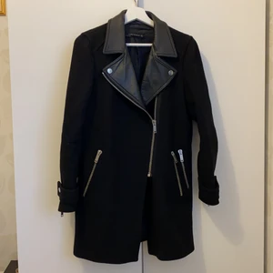 Zara kappa - Biker-kappa i färgen svart med skinnimitations detaljer och markanta dragkedjor i silver. Kappan är i mycket fint skick och är från Zara. 