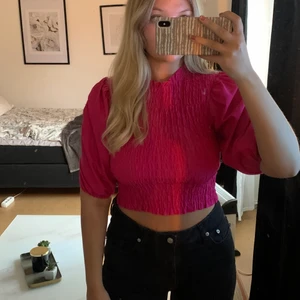 H&M Strl M/S - En väldigt fin rosa lite festligare tröja ifrån H&M. Storlek M passar även S, perfekt till ett pink party. Sitter superfint! 6månader gammal använd en gång. Köpte för 150kr 🌟Köparen står för frakten🌟
