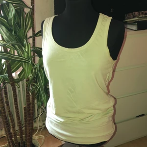 Vitt linne - Vitt linne i använt skick. Det gamla bikbok linnet med tjockare ”resår” där nere som sitter åt, superpopulärt innan. Väldigt skönt linne!