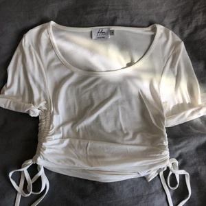 Vit tröja från NA-KD - Jättefin tröja som jag köpte på en NA-KD outlet. Har fina detaljer på sidorna😍 Är dock lite för liten så har aldrig använt. Köparen står för frakten, budgivning i kommentarerna!🥰