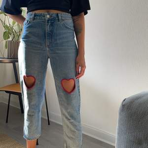 Jeans från Monki, modell: Taiki high waist balloon leg. Hjärtform ovan knän 