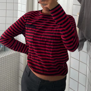 Randig tröja - Randig tröja. Aldrig använd så som ny. Storlek S men sitter lite oversize på mig så skulle tippa att den passar en M också. Beror på hur man vill att den ska sitta. Skriv privat vide frågor. Köparen står för frakten❤️