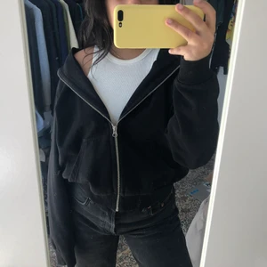 zipup hoodie - zip hoodie som används ett fåtal gånger 💕💕 storlek L men sitter mer som en M! köparen står för frakt <3