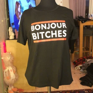 T-shirt  - Kolla bild 2 för mer rättvisa färger. Har även en vit likadan till salu, 1 för 30kr båda för 50kr. ☺️