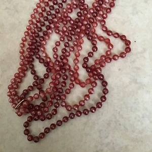 Pärlor halsband  - 3radig halsband med pärlor jätte fint . Glad färg .  60kr plus 15kr frak