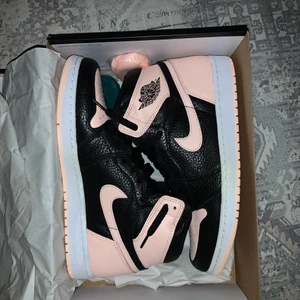 Jordan 1 Retro High Black Crimson Tint - Jordan 1s som jag fått av min vän! Inget som är använt alls och inte min stil! Pris går självklart att diskuteras, storlek 44,5