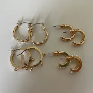 Helt oanvända örhängen från NAKD! 4 par guldfärgade örhängen i olika storlekar. 50kr för alla! Betalning sker via Swish. Köparen står för frakt ⚡️⚡️