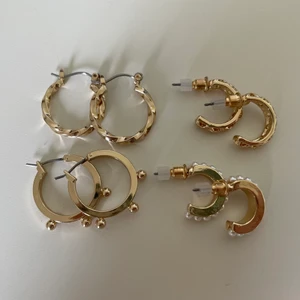 Guldfärgade örhängen - Helt oanvända örhängen från NAKD! 4 par guldfärgade örhängen i olika storlekar. 50kr för alla! Betalning sker via Swish. Köparen står för frakt ⚡️⚡️